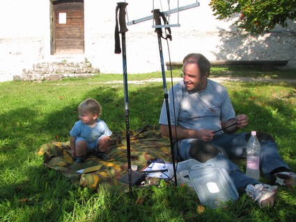 Stari SOTA maček poskrbi tudi za luksus (šotorka, pijača, antenski sistem, radio,....)