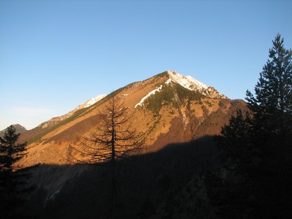 Slavni Hudičev boršt, nad njim Cjanovca, špička desno je Srednji vrh