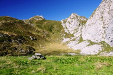 jezero Avostanis  zadaj Creta di Timau.jpg