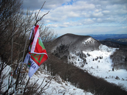 desno od zastavice, "osmoljenec Streliski vrh"
