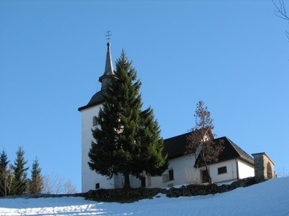 Malo pod vrhom se odpre pogled na cerkev     Foto:S56ZZZ